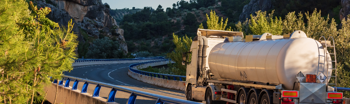 TRT/PR: Motorista que acompanha o abastecimento de caminhão não tem direito a periculosidade